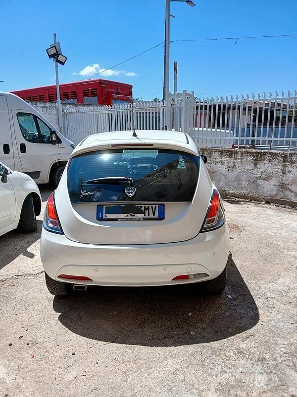 Usata Lancia Ypsilon Gold 69 CV (50 kW) 2019 Bianco Utilitaria