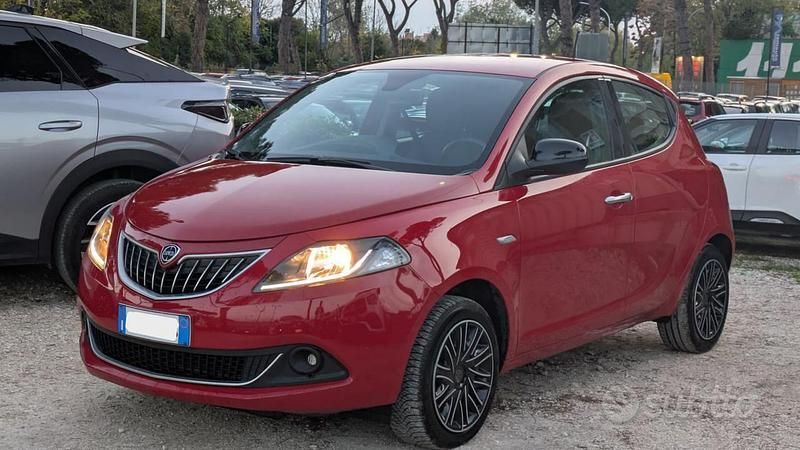 Usata Lancia Ypsilon Gold 70 CV (51 kW) 2022 Rosso Utilitaria