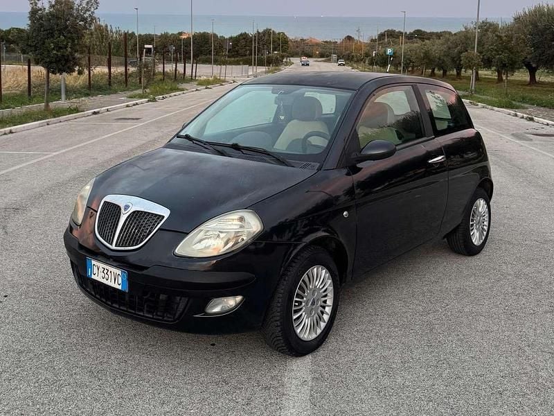 Nero Usata 2005 Lancia Ypsilon Due volumi | 2200 € (Buon prezzo) - Immagine 1/4