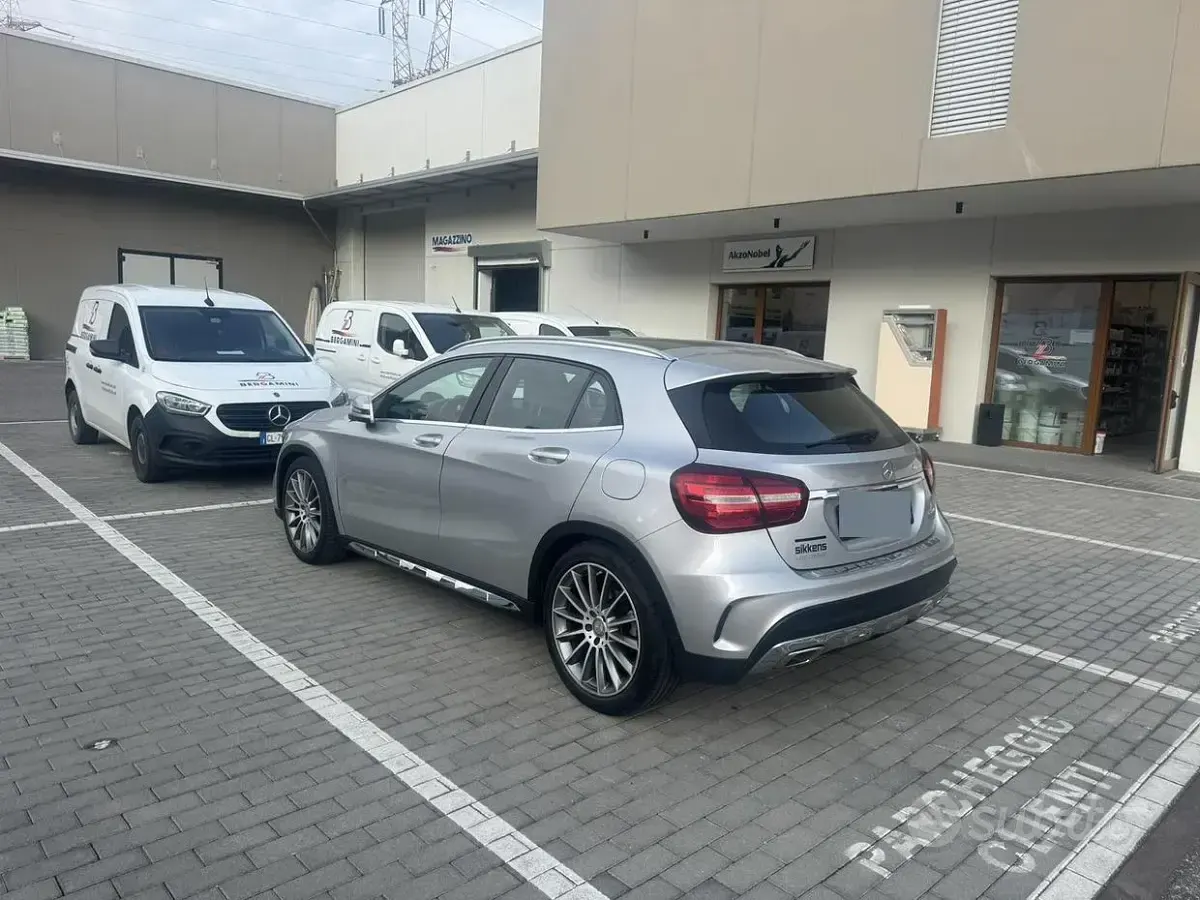 Usata Mercedes GLA200 136 CV (100 kW) 2017 Grigio SUV