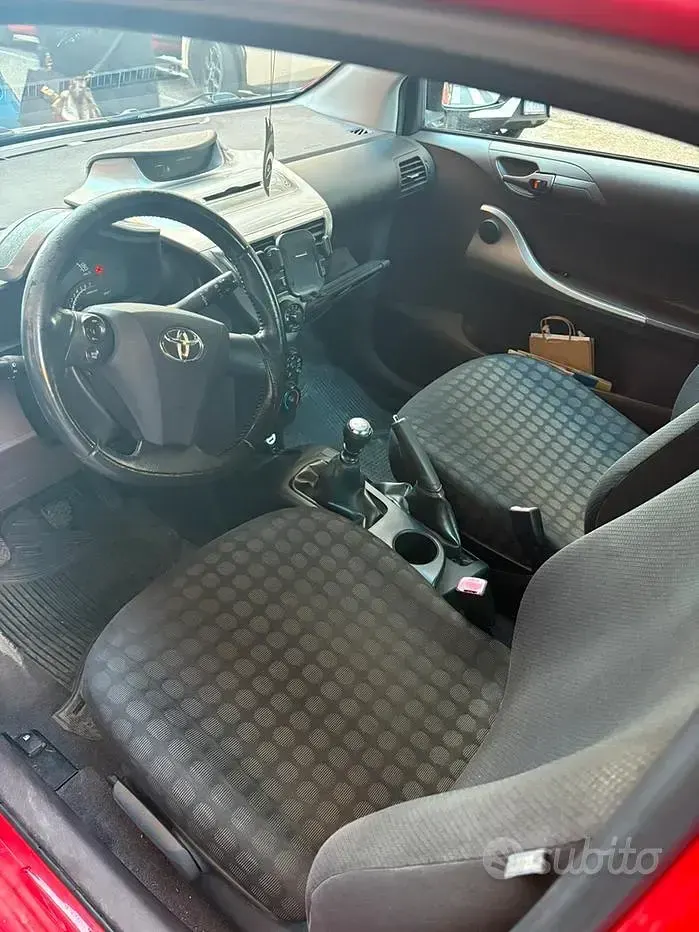 Usata Toyota iQ 68 CV (50 kW) 2009 Rosso Utilitaria