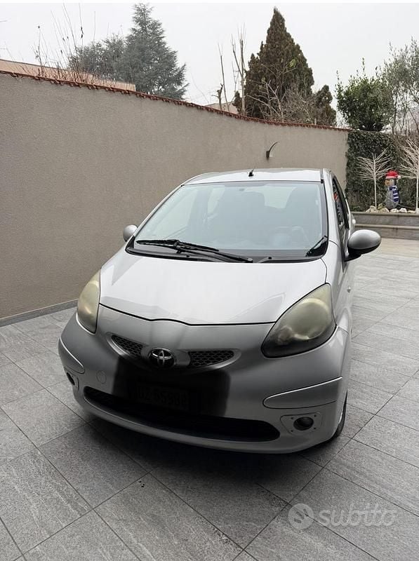 Usata Toyota Aygo 68 CV (50 kW) 2010 Grigio Utilitaria