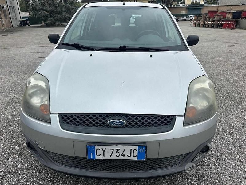 Usata Ford Fiesta Ghia 68 CV (50 kW) 2005 Grigio Utilitaria