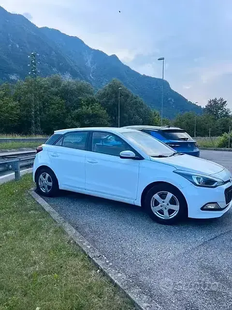 Begagnad Hyundai i20 75 HK (55 kW) 2015 Vit Sedan
