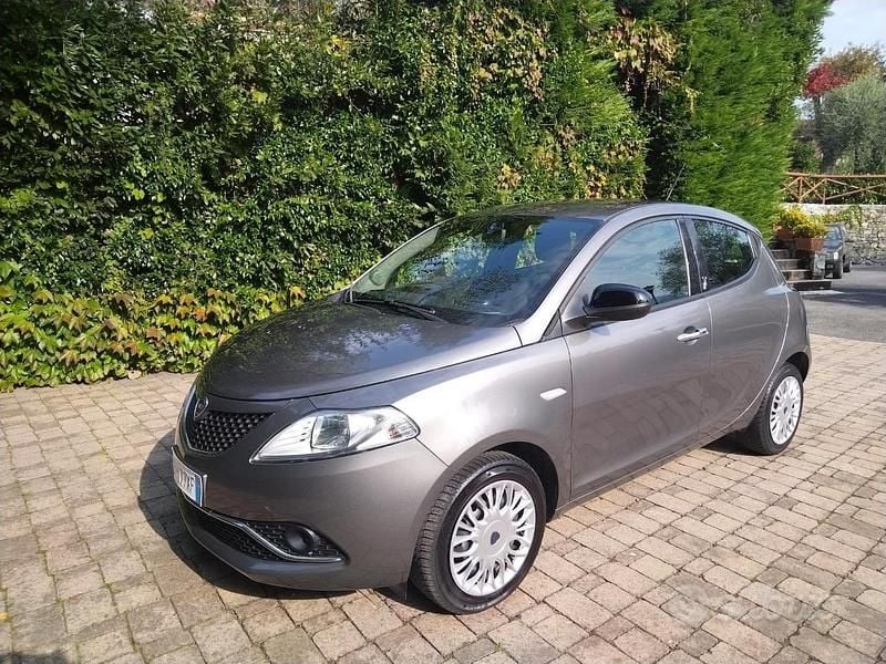 Grigio Usata 2017 Lancia Ypsilon Due volumi | 7900 € (Ottimo prezzo) - Immagine 1/4