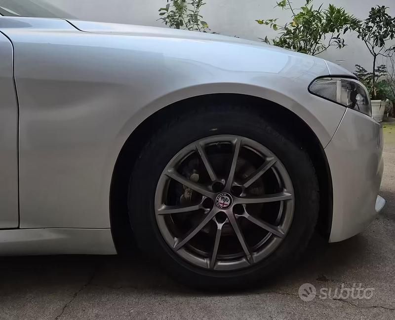 Usata Alfa Romeo Giulia 150 CV (110 kW) 2018 Grigio Berlina