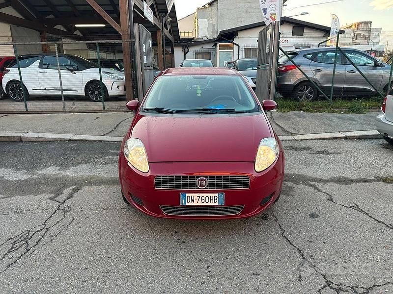 Rosso Usata 2009 Fiat Grande Punto Dynamic Due volumi | 2990 € (Buon prezzo) - Immagine 1/4