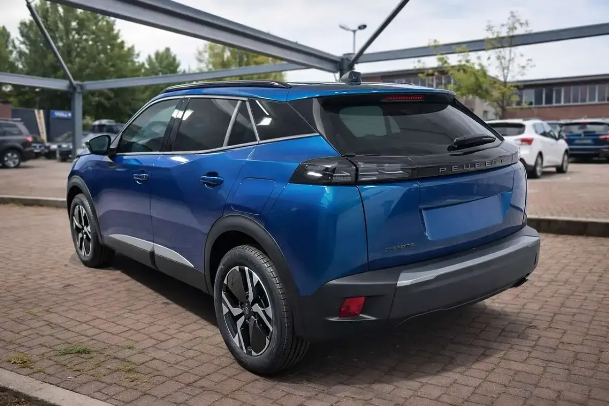 Usata Peugeot 2008 Allure 131 CV (96 kW) 2025 Blu obsession SUV