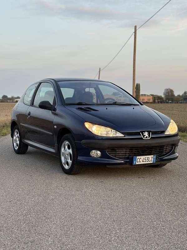 Usata 2002 Peugeot 206 Tre volumi | 2500 € (Buon prezzo) - Immagine 1/4