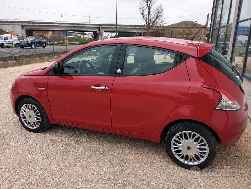 Usata Lancia Ypsilon 69 CV (50 kW) 2018 Rosso Utilitaria