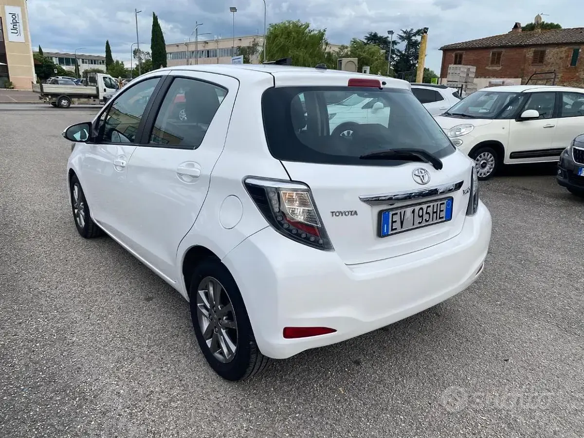 Usata Toyota Yaris Active 90 CV (66 kW) 2014 Bianco Utilitaria