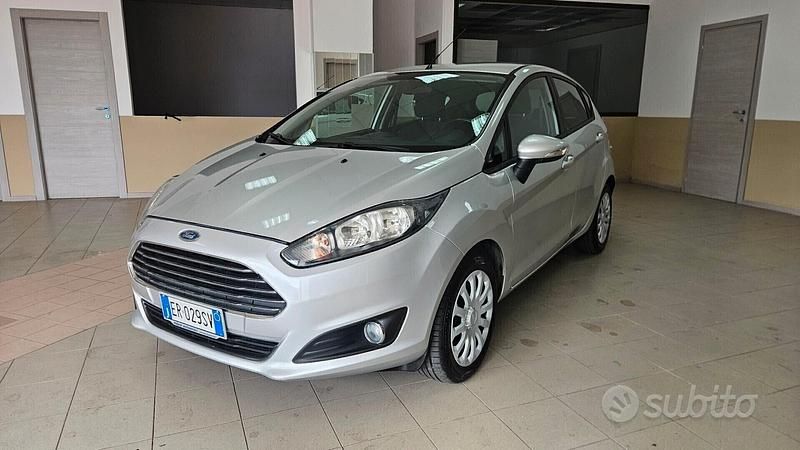 Usata Ford Fiesta 75 CV (55 kW) 2013 Grigio Utilitaria