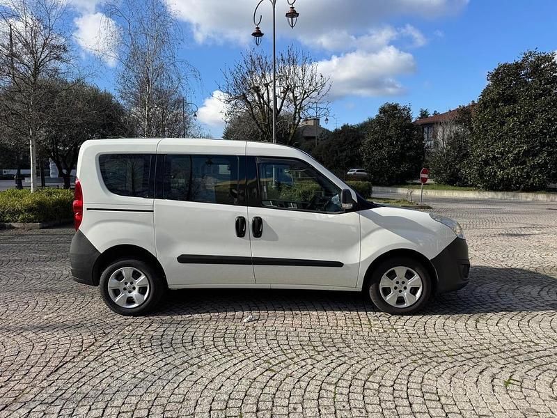 Usata Opel Combo 90 CV (66 kW) 2014 Bianco Monovolume
