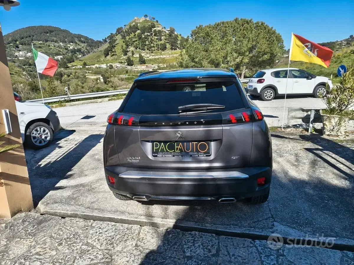 Usata Peugeot 2008 GT 130 CV (95 kW) 2023 Grigio SUV