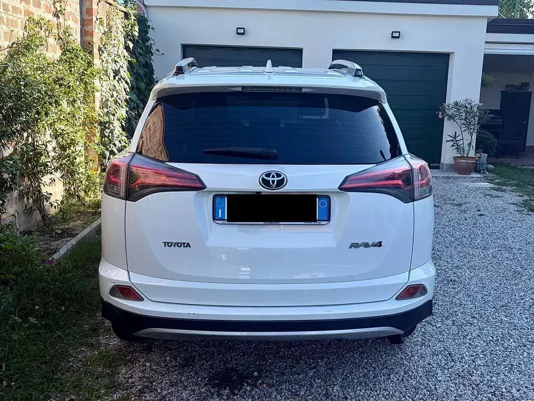 Usata Toyota RAV4 Active 143 CV (105 kW) 2016 Bianco SUV