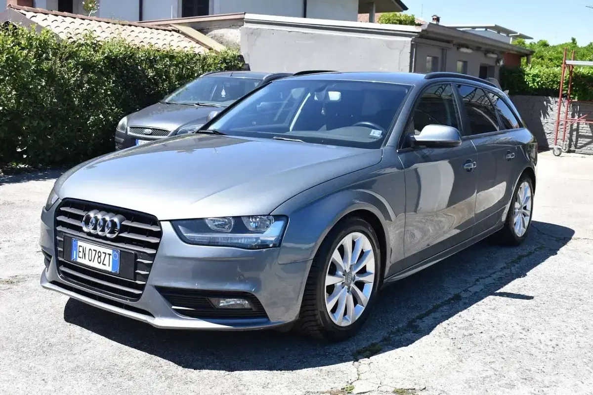 Usado Audi A4 Ambiente 177 CV (130 kW) 2012 Gris Familiar