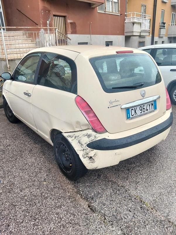 Usata Lancia Ypsilon 60 CV (44 kW) 2004 Giallo Utilitaria