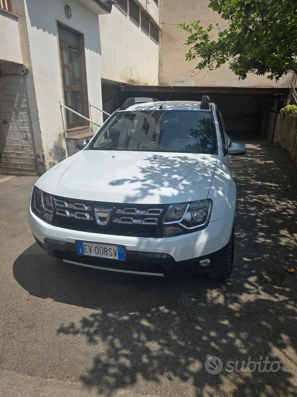 Bianco Usata 2014 Dacia Duster Lauréate SUV | 6500 € (Buon prezzo) - Immagine 1/4