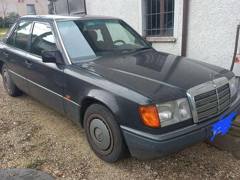 Usado Mercedes E250 94 CV (69 kW) 1991 Gris Berlina