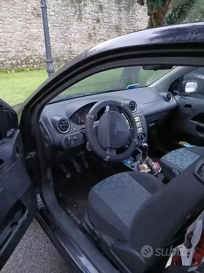 Usata Ford Fiesta 75 CV (55 kW) 2004 Nero Utilitaria