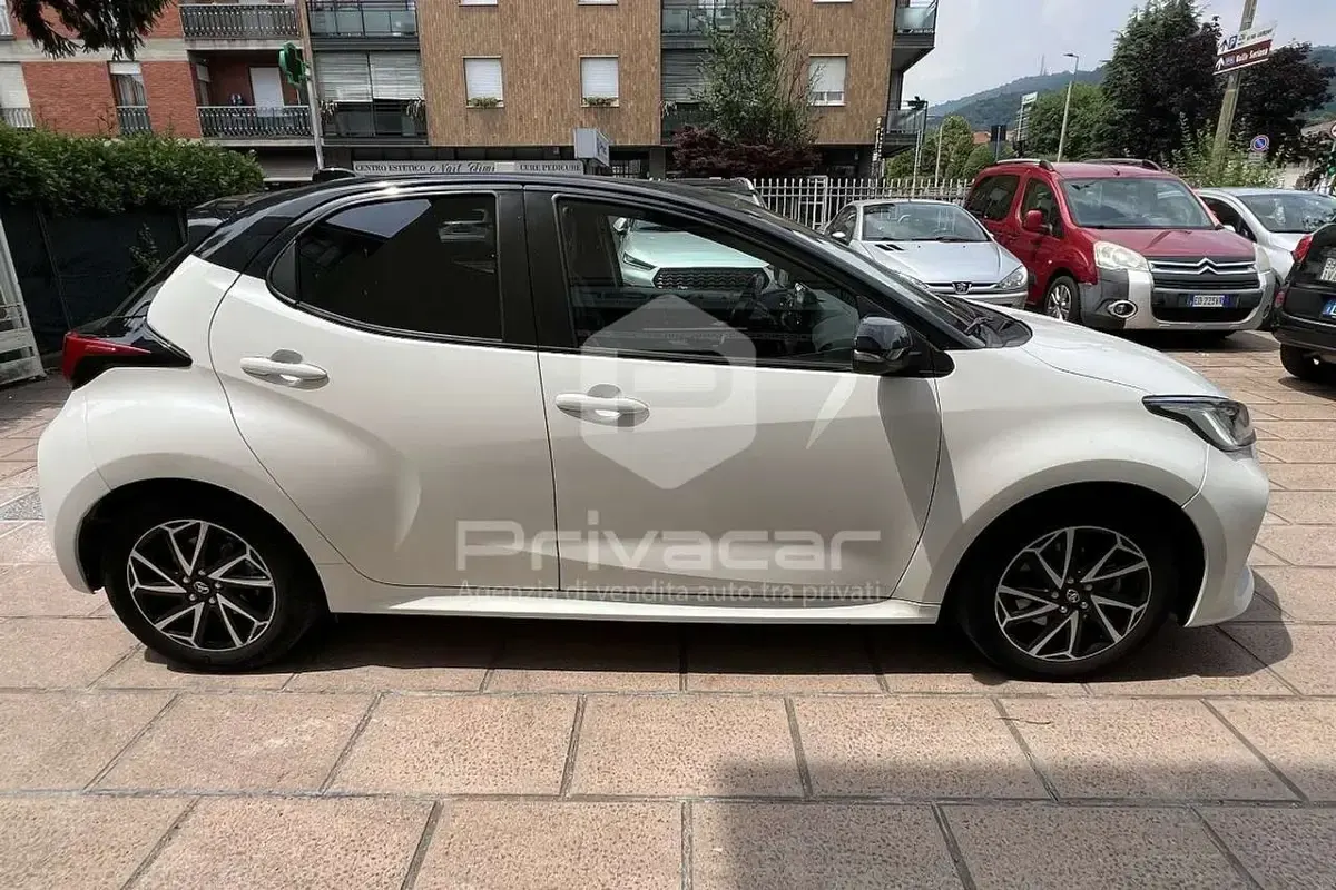 Usata Toyota Yaris Hybrid Lounge 92 CV (67 kW) 2022 Bianco Utilitaria