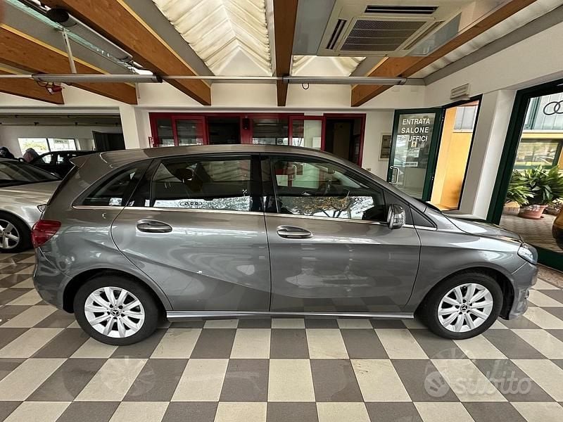 Usata Mercedes B180 Business 110 CV (80 kW) 2018 Grigio Utilitaria