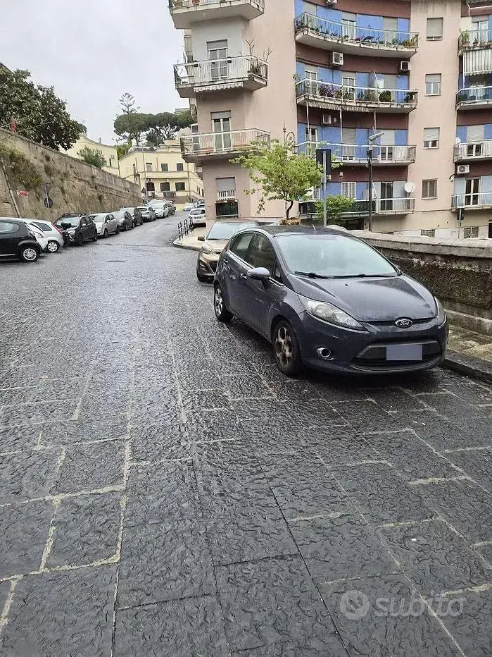 Usata Ford Fiesta 82 CV (60 kW) 2012 Grigio Berlina