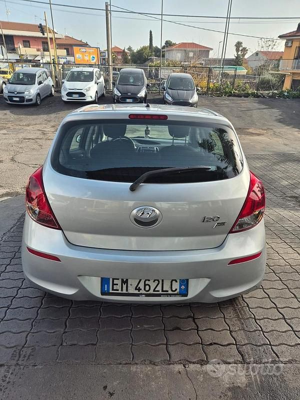Usata Hyundai i20 Edition 77 CV (56 kW) 2012 Grigio Utilitaria