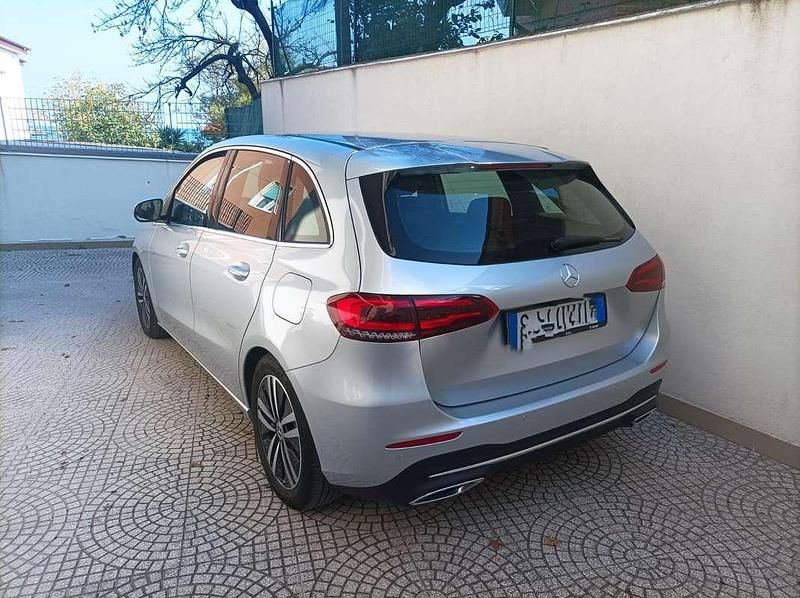 Usata Mercedes B180 136 CV (100 kW) 2022 Argento Monovolume