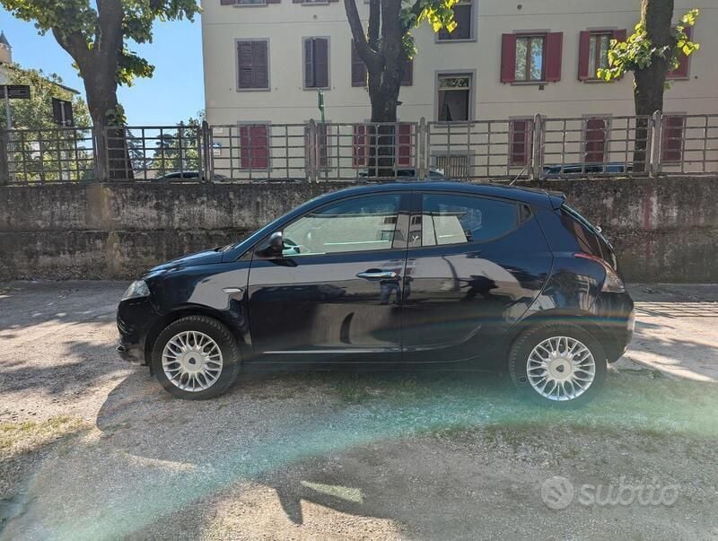 Usata Lancia Ypsilon 69 CV (50 kW) 2016 Blu Utilitaria