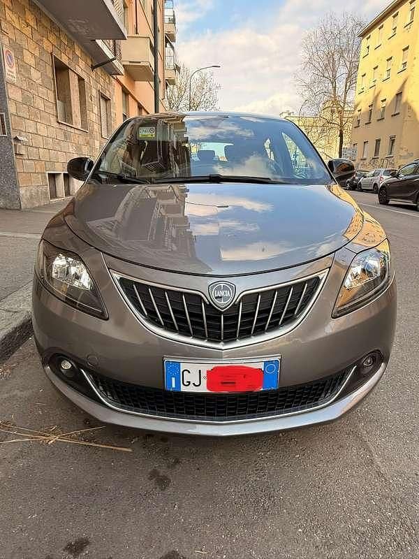 Usata Lancia Ypsilon Gold 69 CV (50 kW) 2022 Argento Utilitaria