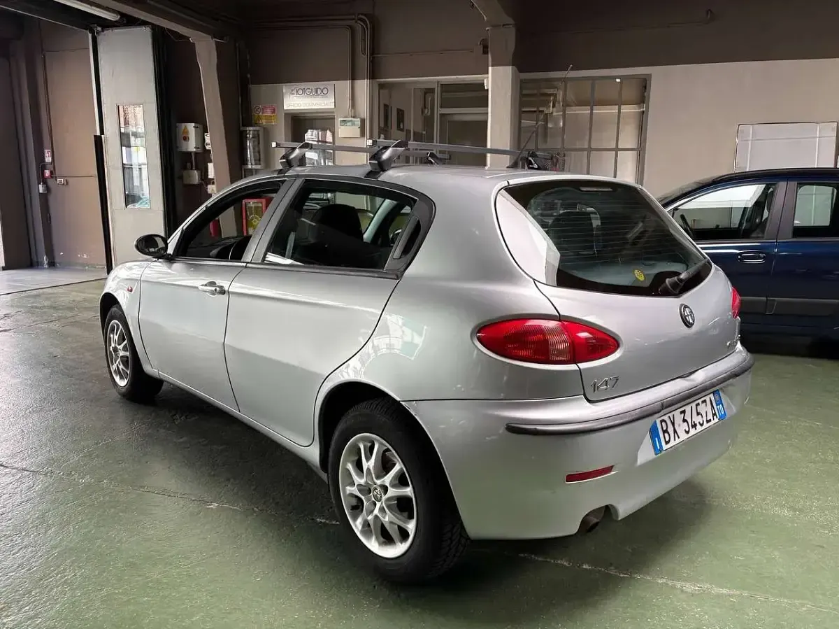 Usata Alfa Romeo 147 Distinctive 105 CV (77 kW) 2001 Argento Utilitaria