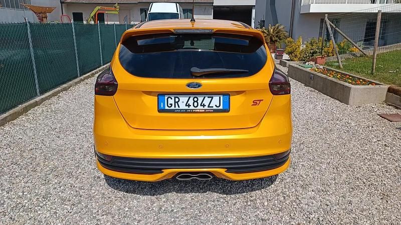 Usata Ford Focus ST 185 CV (136 kW) 2015 Giallo Berlina