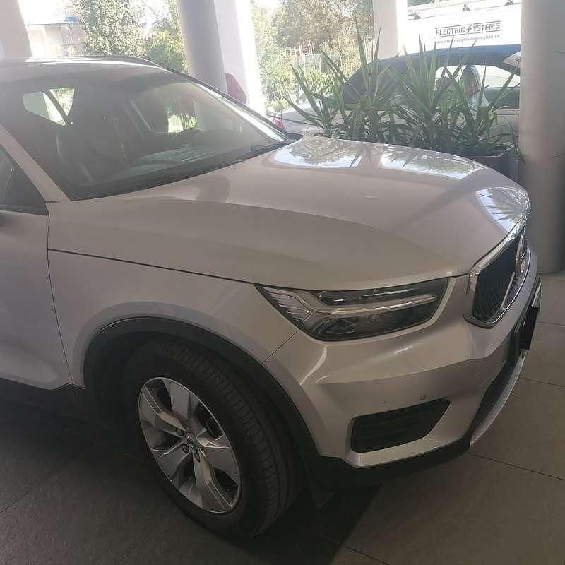 Usata Volvo XC40 Momentum 150 CV (110 kW) 2018 Argento SUV