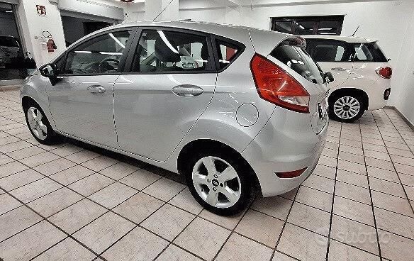 Usata Ford Fiesta Titanium 68 CV (50 kW) 2010 Grigio Utilitaria