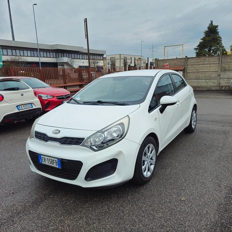 Usata Kia Rio EX 86 CV (63 kW) 2013 Bianco Berlina