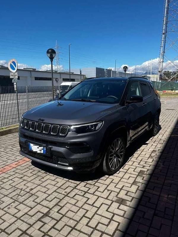 Grigio scurotetto nero Usata 2024 Jeep Compass Summit SUV | 27.800 € (Buon prezzo) - Immagine 1/4