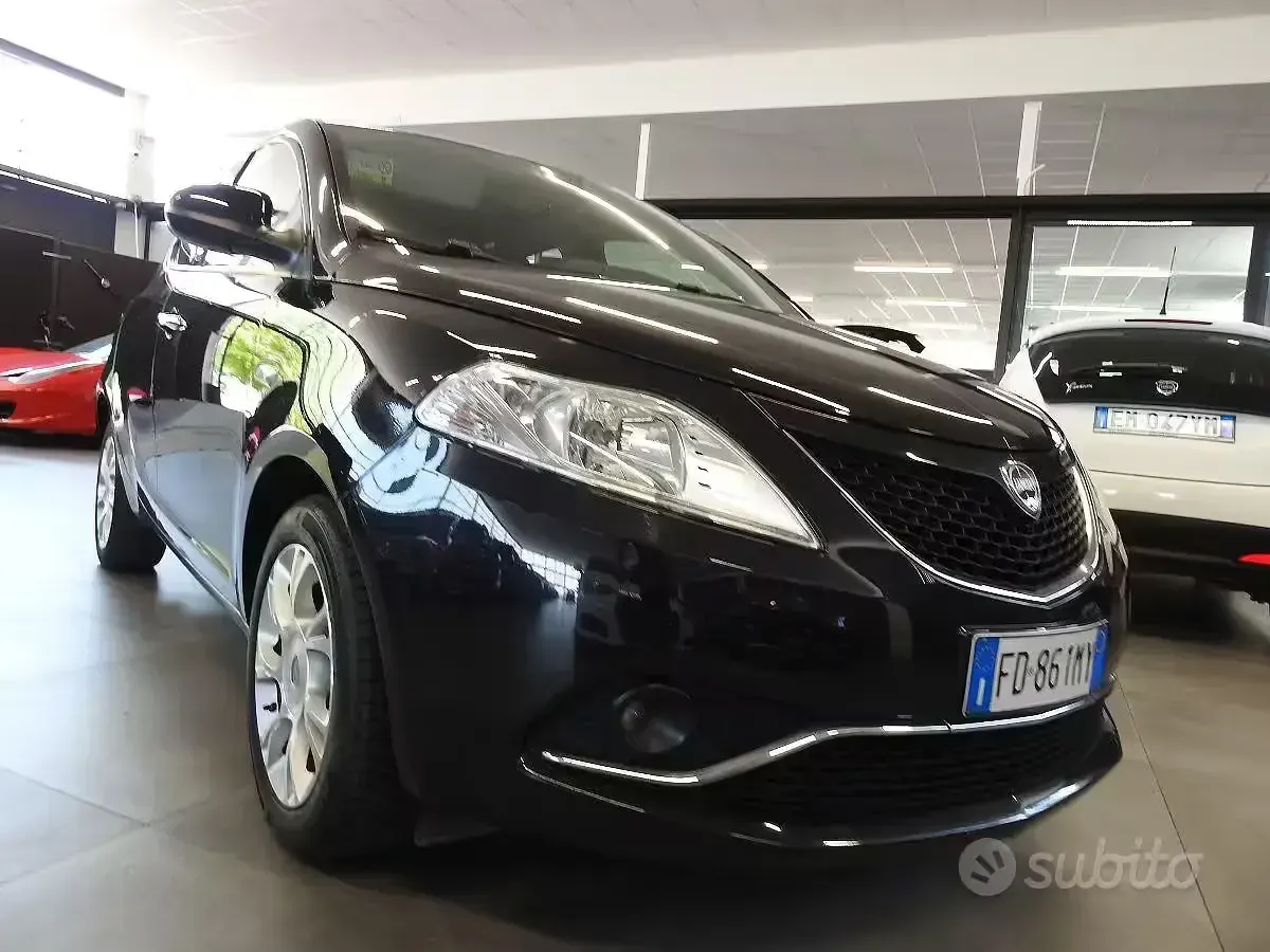 Usata Lancia Ypsilon Gold 68 CV (50 kW) 2016 Nero Utilitaria