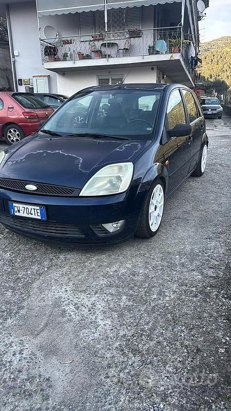 Usata Ford Fiesta 73 CV (53 kW) 2004 Blu Utilitaria