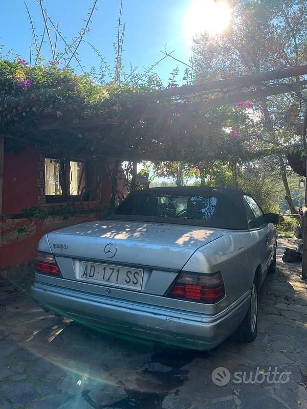 Usata Mercedes E200 136 CV (100 kW) 1994 Grigio Cabrio