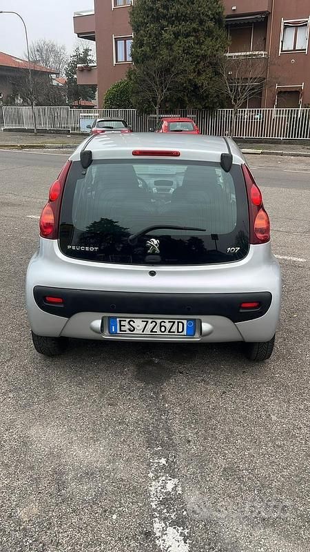 Usata Peugeot 107 68 CV (50 kW) 2013 Grigio Utilitaria