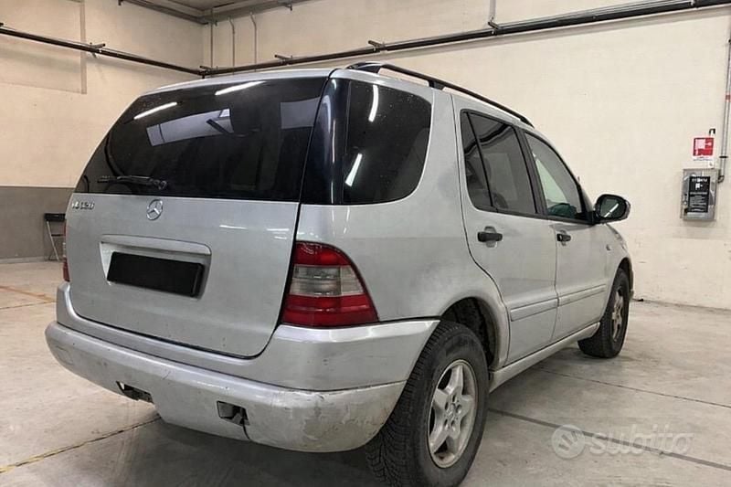 Usata Mercedes ML320 217 CV (159 kW) 2000 Grigio SUV