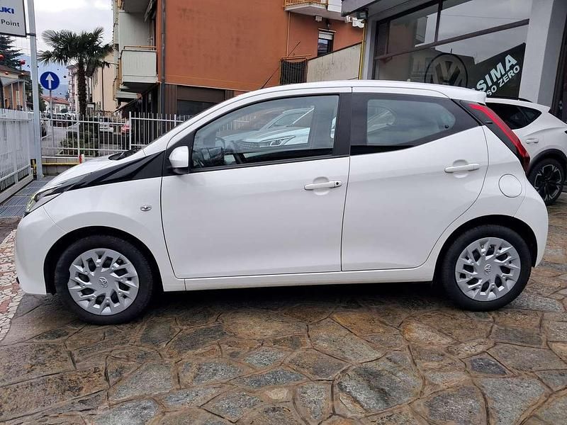Usata Toyota Aygo Cool 72 CV (52 kW) 2021 Bianco Utilitaria