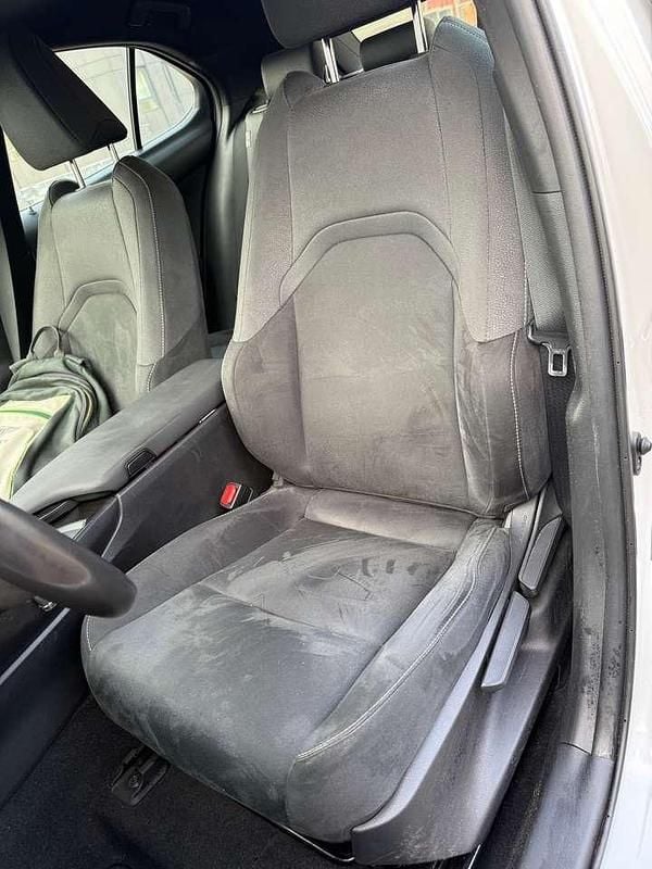 Usata Lexus UX 250h Business Edition 152 CV (111 kW) 2022 Bianco perla met. SUV