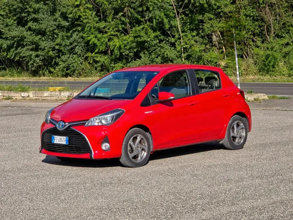 Usata Toyota Yaris Hybrid Active 73 CV (53 kW) 2016 Rosso Berlina