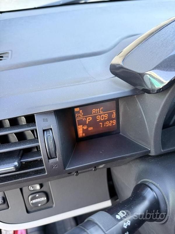 Usata Toyota iQ 98 CV (72 kW) 2012 Rosso Utilitaria