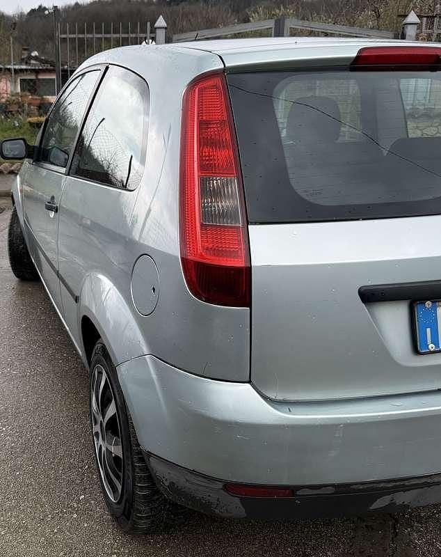 Gebraucht Ford Fiesta Ambiente 75 PS (55 kW) 2004 Kleinwagen