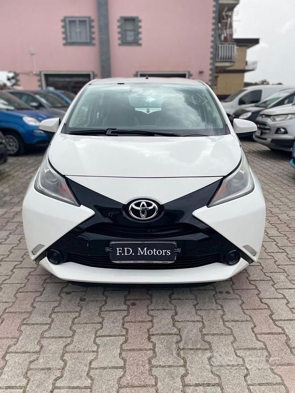 Käytetty Toyota Aygo X-play 69 HP (50 kW) 2018 Valkoinen Viistoperä