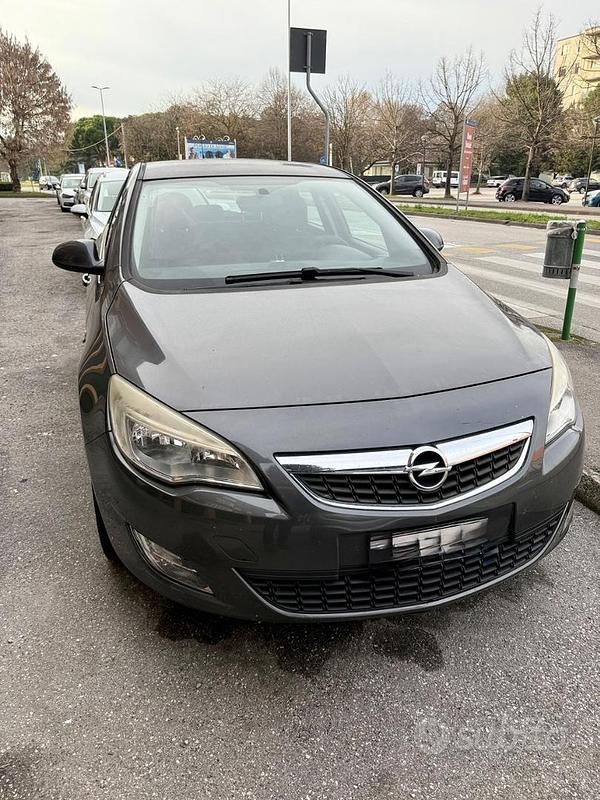 Usata Opel Astra 140 CV (102 kW) 2013 Grigio Berlina
