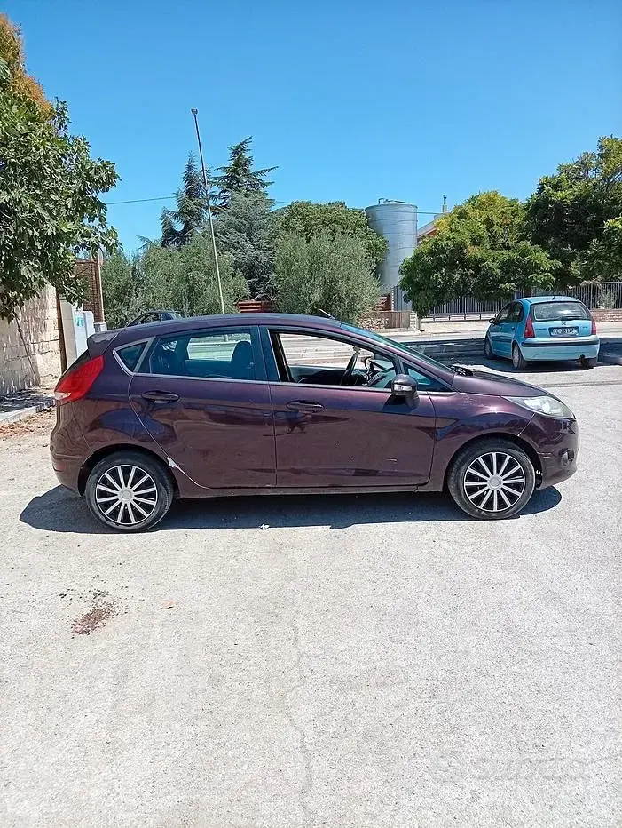 Usata Ford Fiesta 68 CV (50 kW) 2010 Viola Berlina